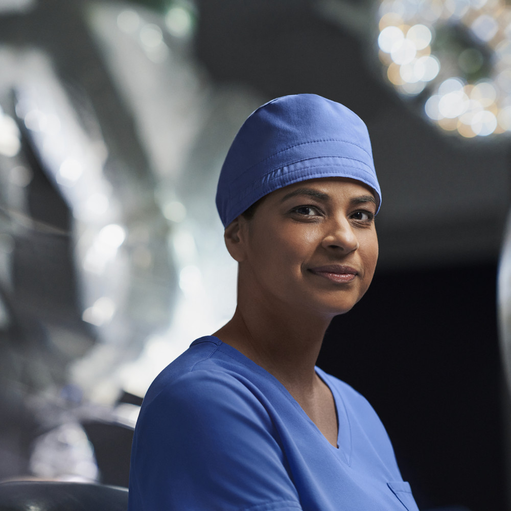 Surgeon in front of da Vinci console